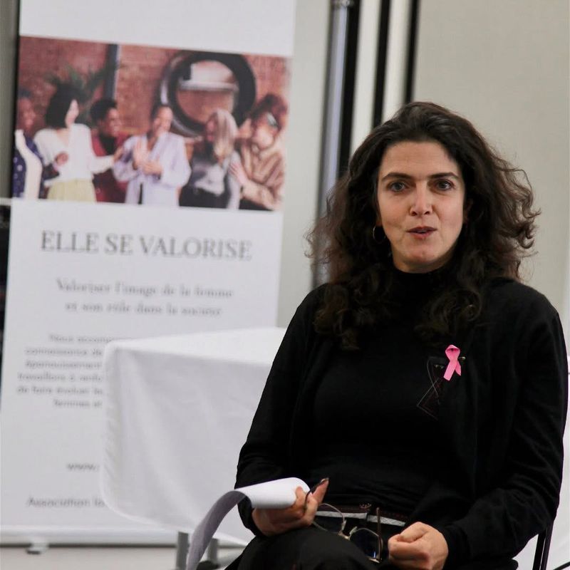 Elle se valorise 